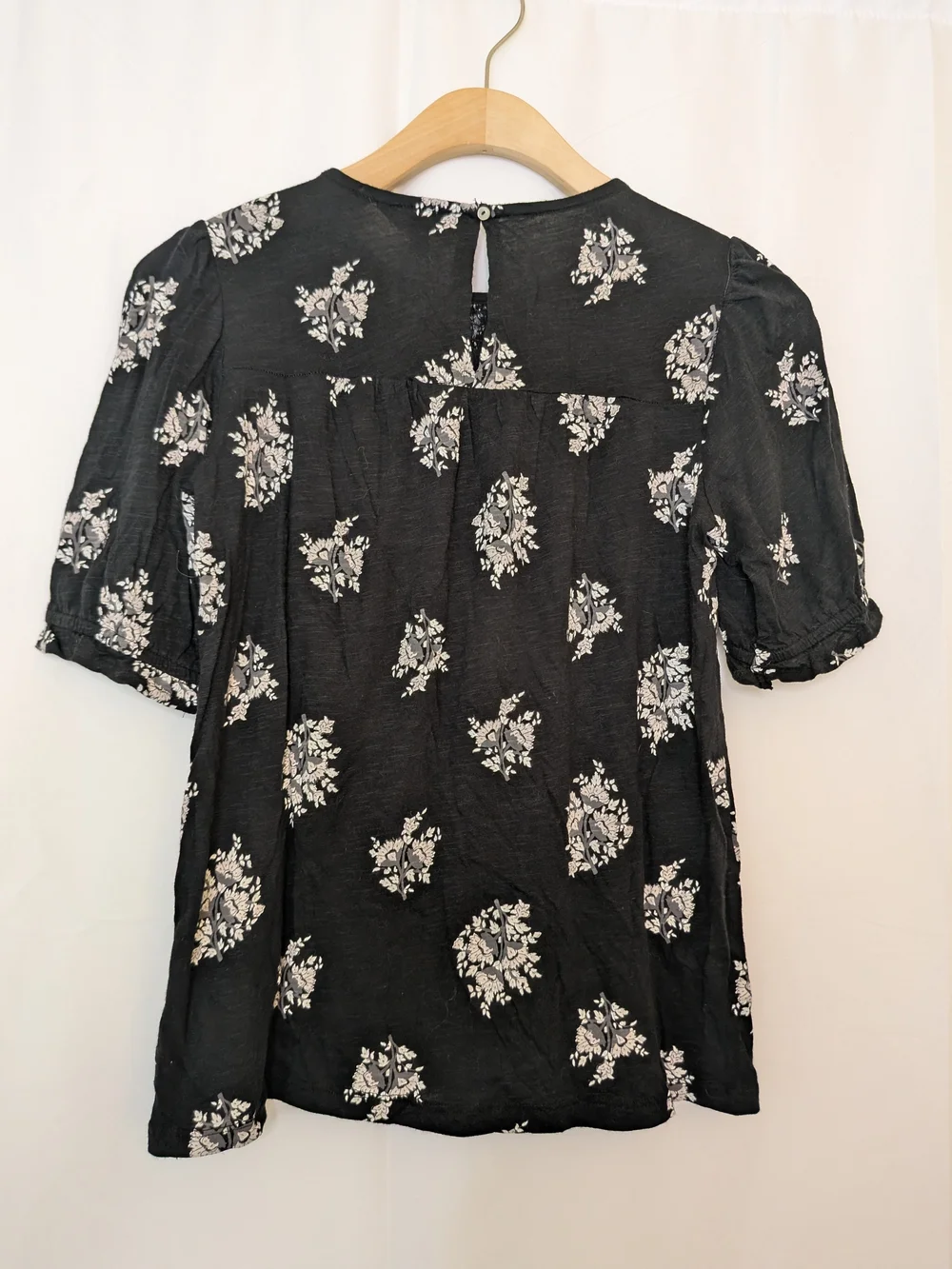 🔴5/$25 Lucky Brand Black Floral Smocked Short Sleeve Top - Picture 2 of 6